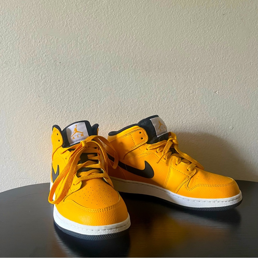 Air Jordan 1 Mid University Gold Black White SIZE 6.5Y